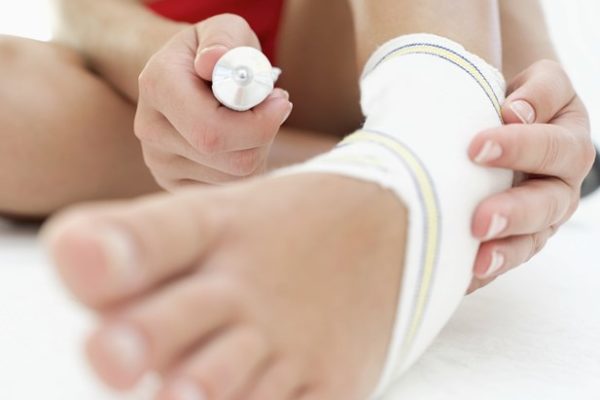 The Right Way to Care For a Joint Injury at Home