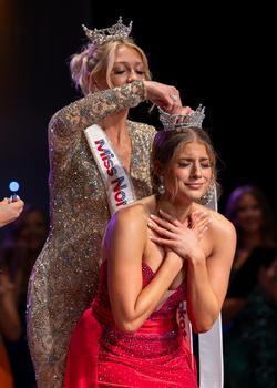 Emma Tong receiving her Miss North Dakota crown