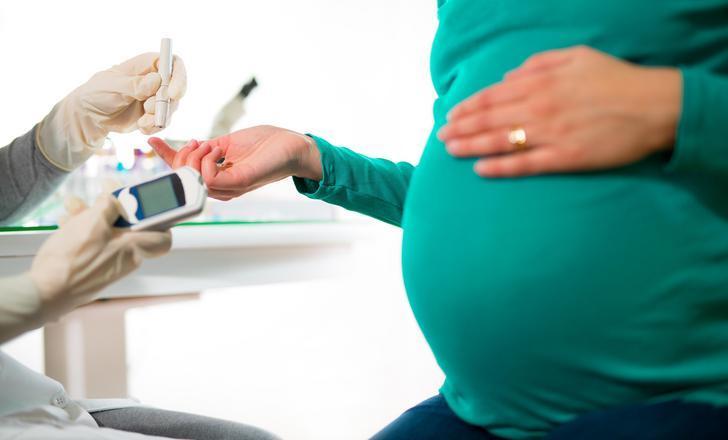 A pregnant women get her levels checked at a hospital.