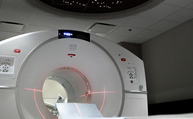 Positron emission tomography (PET) scanner