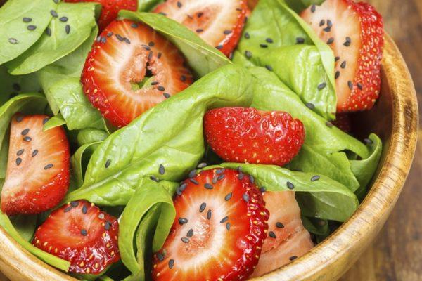 Strawberry spinach salad